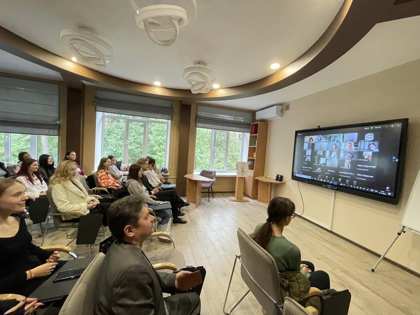 Зацікавлена аудиторія слухачів офлайн